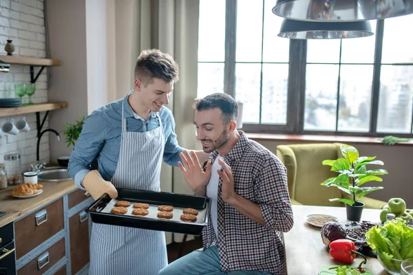 One man with baking sheet and another admiring this beautiful pastry. — Stockfoto