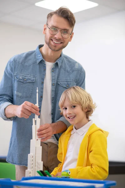 Δάσκαλος και αγόρι κτίριο πύργος, δάσκαλος που συνδέονται μπλοκ — Φωτογραφία Αρχείου