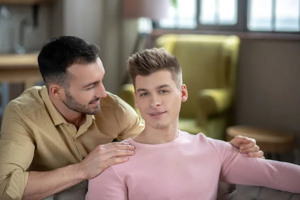 Jonge man met baard legt hand op zijn partners schouder — Stockfoto