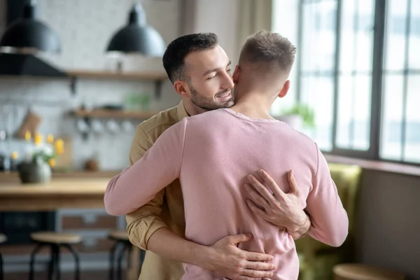 Zwei junge Männer stehen und umarmen sich — Stockfoto