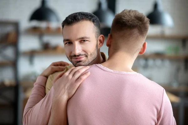 Deux jeunes hommes s'embrassant et se sentant bien — Photo