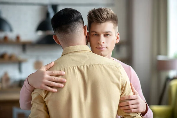 Deux jeunes hommes s'embrassant avec tendresse et amour — Photo
