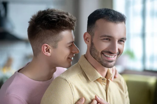 Fechar até foto de gay casal sentimento feliz — Fotografia de Stock