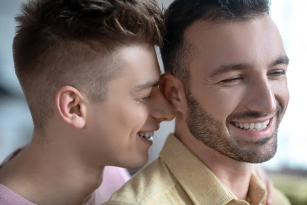 Närbild av homosexuella par som ler glatt — Stockfoto