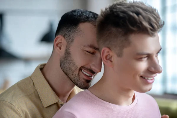 Close up foto de gay casal olhando satisfeito — Fotografia de Stock