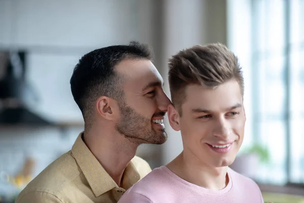 Gros plan image de couple gay regardant heureux — Photo