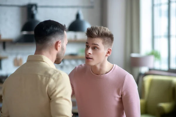 Dos jóvenes discutiendo y luciendo agresivos — Foto de Stock