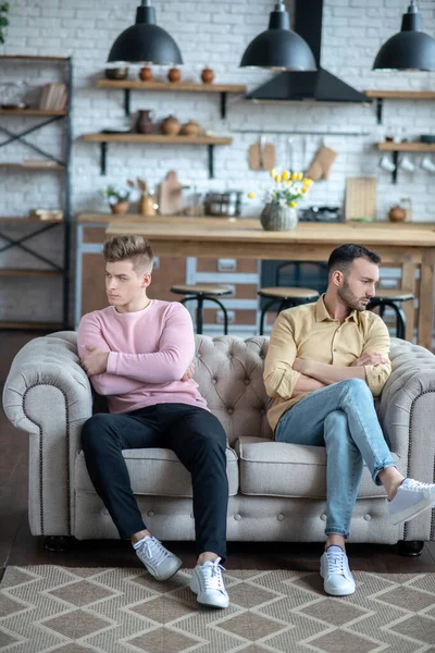 Dois homens sentados no sofá, sem se atirarem um ao outro — Fotografia de Stock