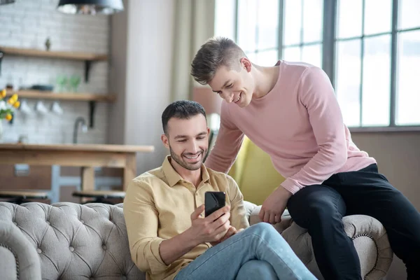 Gay casal olhando gostava de falar com amigos online — Fotografia de Stock