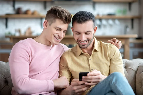 Gay casal sentimento Grande assistindo vídeo juntos — Fotografia de Stock