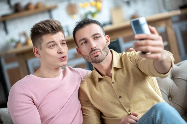 Pareja gay pasando un día juntos y haciendo selfie — Foto de Stock