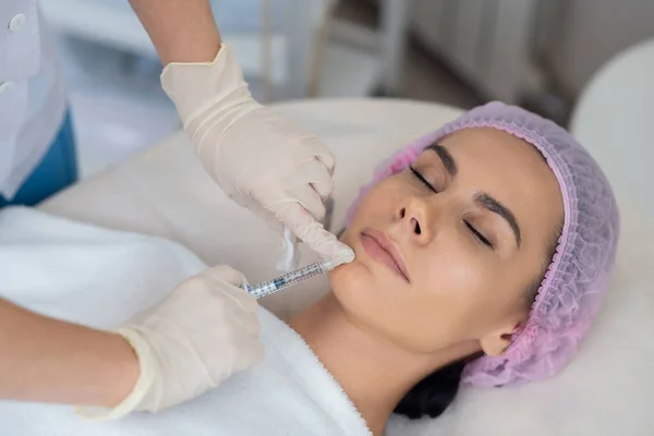 Dark-haired woman having beauty injections at the weekend — Stock Photo, Image