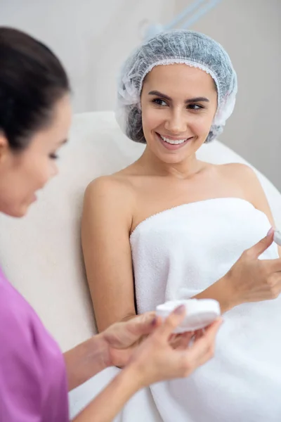 Femme se sentant heureuse passer du temps dans un salon de beauté — Photo