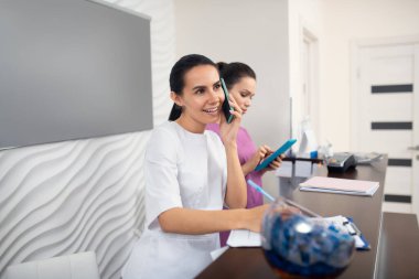 Güzellik kliniği çalışanı randevu alırken istemciyi arıyor