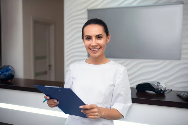 Good-looking woman working in beauty clinic feeling happy — Stock Photo, Image