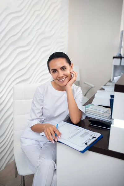 Ricevitore di fascio sorridente mentre inizia la giornata lavorativa — Foto Stock