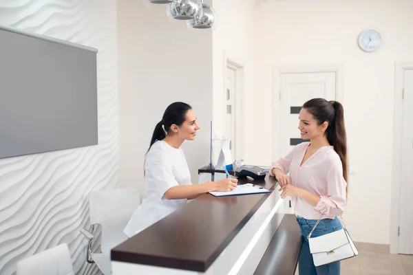 Mujer sonriendo sintiéndose emocionada antes de ver al cosmetólogo — Foto de Stock