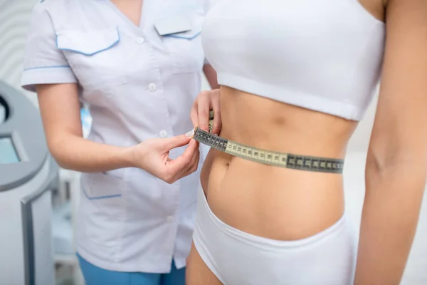 Slim donna che indossa biancheria intima venire a nutrizione specialista — Foto Stock