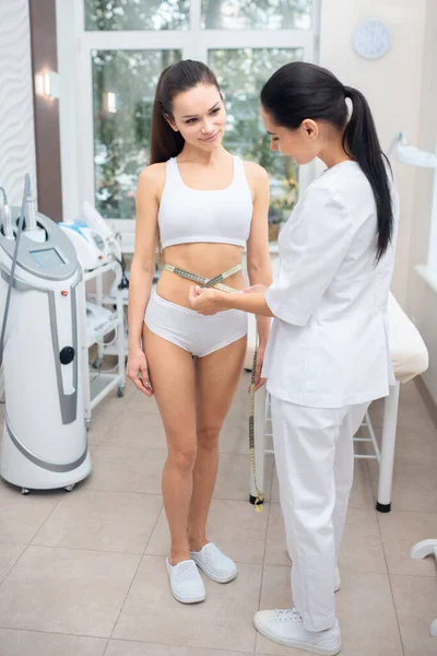 Mujer delgada sintiéndose emocionada antes de tener un masaje anticelulítico — Foto de Stock