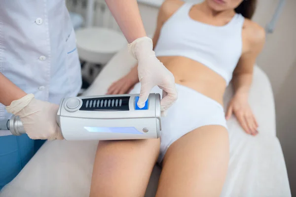 Close up de especialista usando luvas fazendo massagem anticelulite — Fotografia de Stock