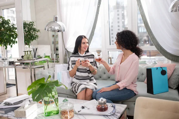 Two dark-haired women talking while having tea — Stok fotoğraf