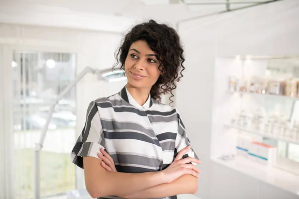 Mujer hermosa de pelo oscuro con camisa a rayas sonriendo — Foto de Stock