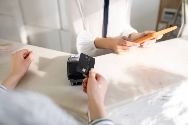 Close up picture of womans hands holfing a credit card — Stok fotoğraf