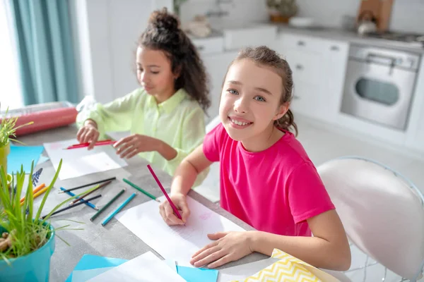 Deux filles assises à la table à la maison . — Photo