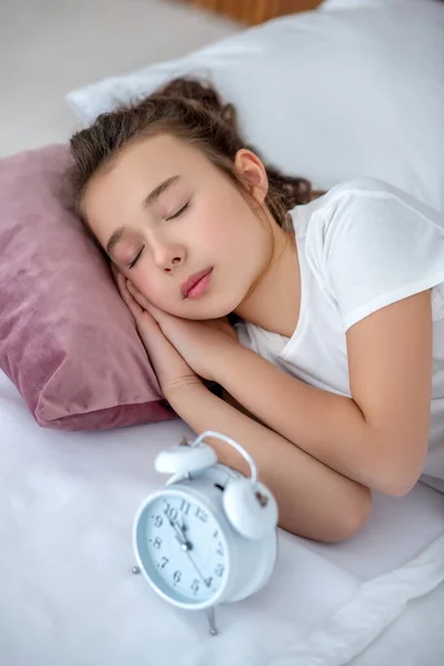 Gadis berkulit putih tidur di rumah di tempat tidur . — Stok Foto