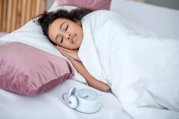 Dormindo adolescente menina coberto de um cobertor branco . — Fotografia de Stock