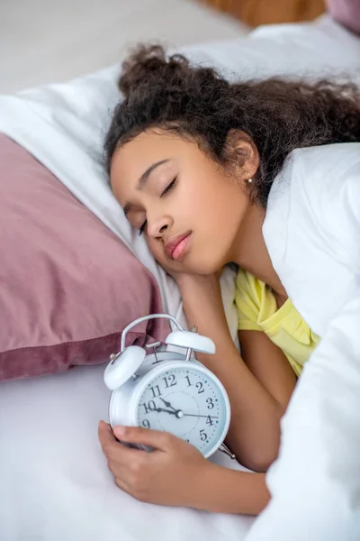 Gadis remaja berambut gelap tidur di rumah di tempat tidur . — Stok Foto