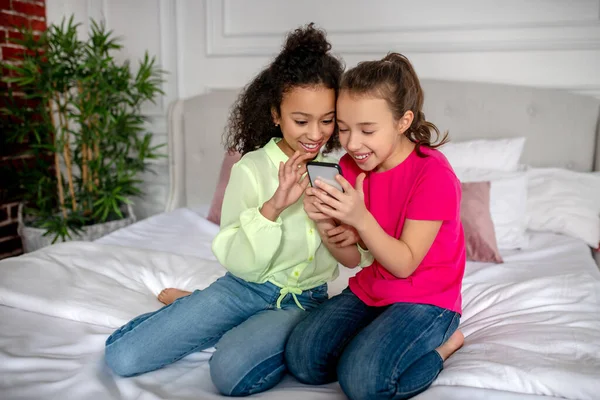 Dos chicas viendo vídeo en línea y mirando emocionados — Foto de Stock