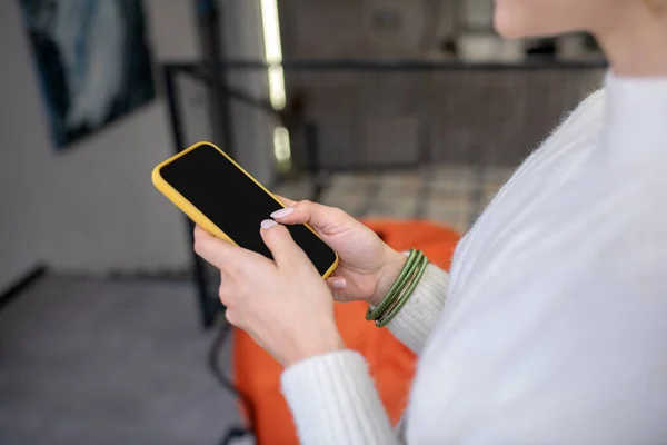 Krásná žena ruce drží žlutý mobilní telefon — Stock fotografie