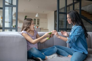 Anne ve kızının internet kullanmakla ilgili bir tartışması var.