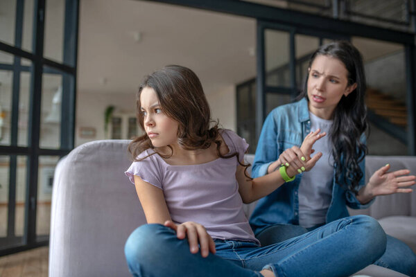 Темноволосый милый подросток выглядит напряженным и угрюмым.
