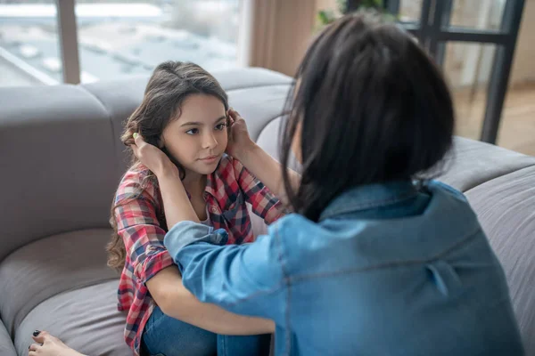 Mamá tocando su triste cara de hijas con ternura — Foto de Stock