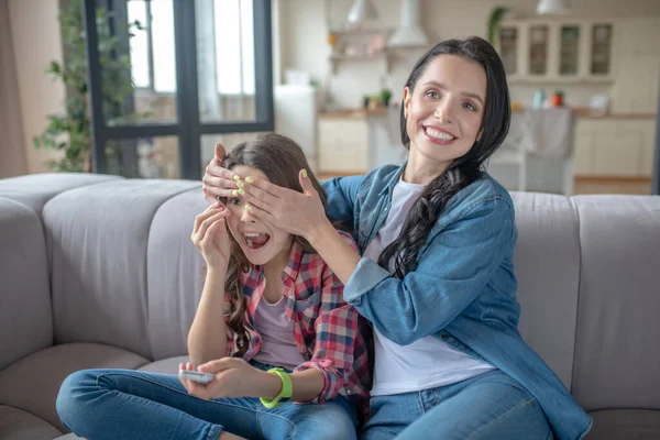 Maman dans un jean veste fermer les yeux à sa fille — Photo