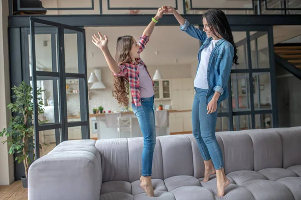 Mãe e filha passar o tempo juntos e se divertindo — Fotografia de Stock