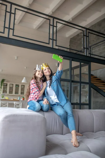 Mama i córka noszą koronki i robią selfie na smartfonie — Zdjęcie stockowe