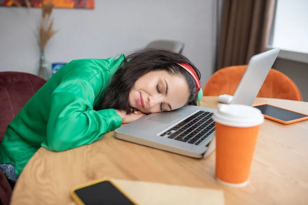 Young woman dozing off resting her head on the table. — Stock Photo, Image
