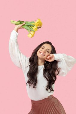 Genç, siyah saçlı, elinde buket tutan bir kadın.