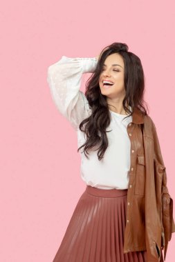 Genç, güzel, siyah saçlı, pileli etekli bir kadın.