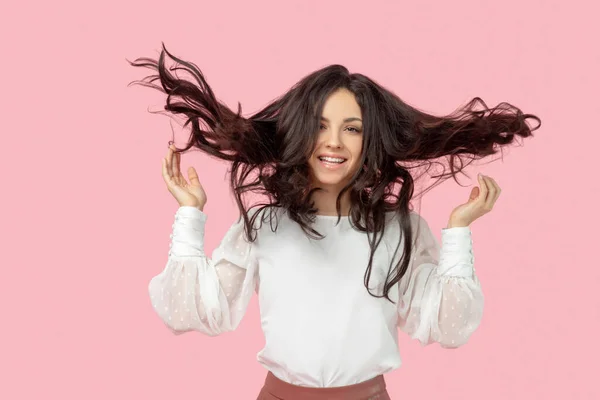 Jovem mulher morena bonita em uma blusa branca sentimento apreciado — Fotografia de Stock