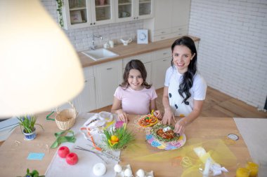 Anne ve kızının mutfakta dikilirken ki en iyi görüntüsü.