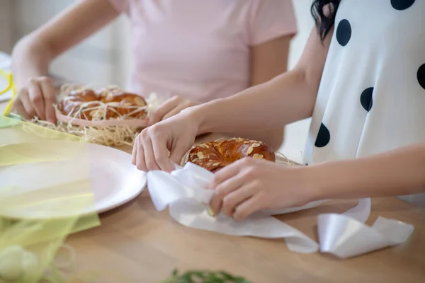 Närbild av mänskliga händer som håller påsk bullar — Stockfoto