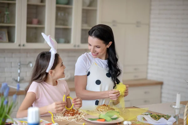Zoet meisje dragen Pasen bunnys oren kijken naar haar moeder en het gevoel gelukkig — Stockfoto