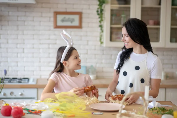 Anne ve tatlı kızı mutfakta dikilip birbirlerine bakıyorlar. — Stok fotoğraf