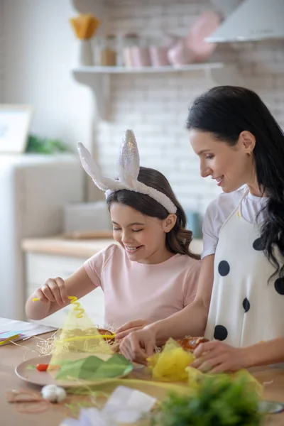 Zoet meisje dragen Pasen bunnys oren versieren Pasen broodje in haar handen — Stockfoto