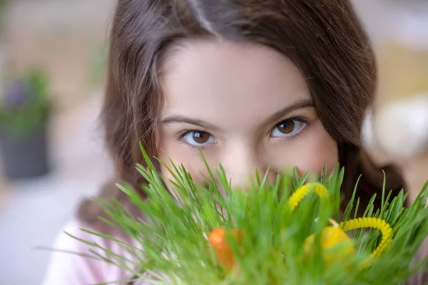 Linda chica sonriente sosteniendo en las manos decoraciones de Pascua —  Fotos de Stock