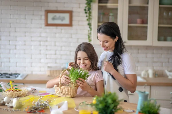Moeder en dochter krijgen Pasen mand klaar en het gevoel geweldig — Stockfoto